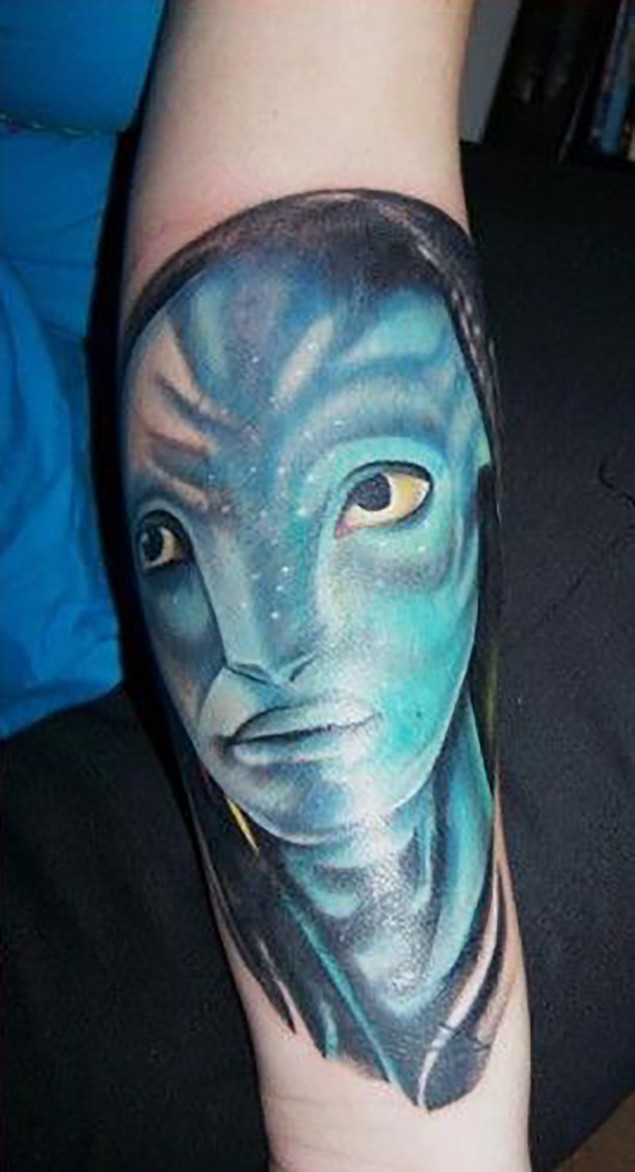 Wunderschön gezeichnetes farbiges Unterarm Tattoo mit Avatar Held
