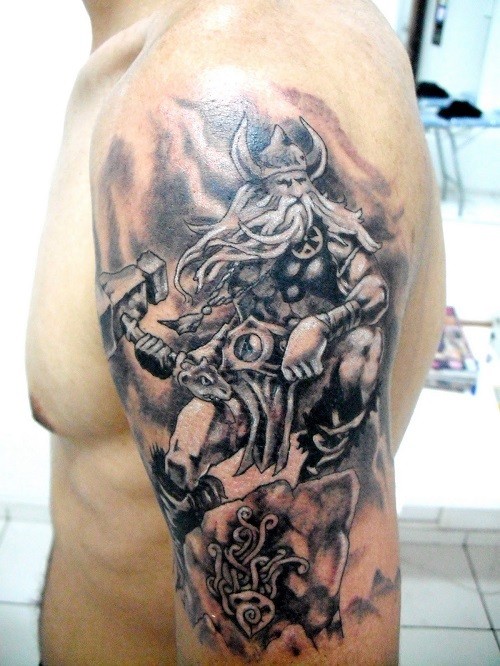Tatuaje en el brazo,
dios escandinavo con martillo