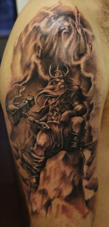 Tatuaje en el brazo, vikingo guerrero con martillo