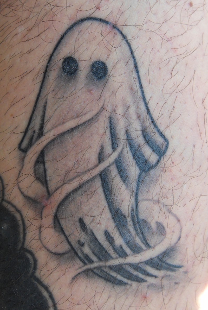 bel modello fantasma inchiostro grigio tatuaggio su gamba di uomo