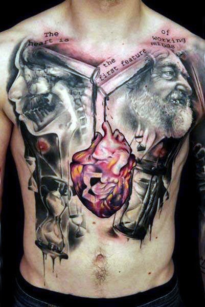 Tatuaje en el pecho, composición de hombres  corazón y relojes de arena