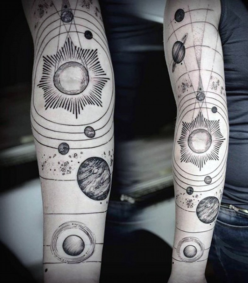 Tatuaje en el brazo, sistema solar, estilo científico, tinta negra