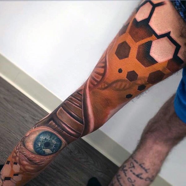 Tatuaje en la pierna,
ADN grande con ojo azul y ornamento