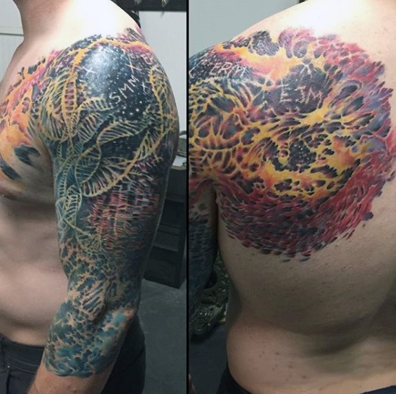 Wissenschaftlicher Stil buntes mystisches Tattoo an der Brust und Schulter