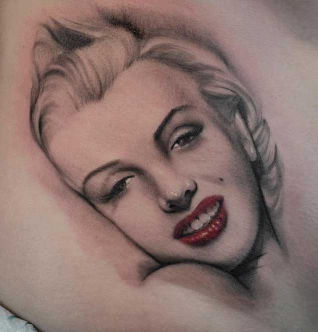 Verführerische Marilyn Monroe mit rotem Lippenstift naturgetreues 3D realistisches Tattoo