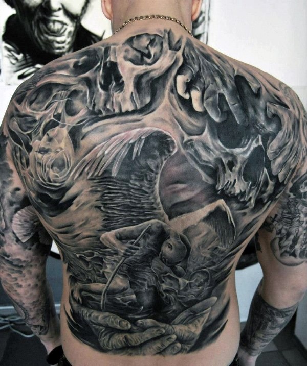 Sentimentaler weinender Engel und menschliche Hände massives mystisches realistisches Tattoo am ganzen Rücken