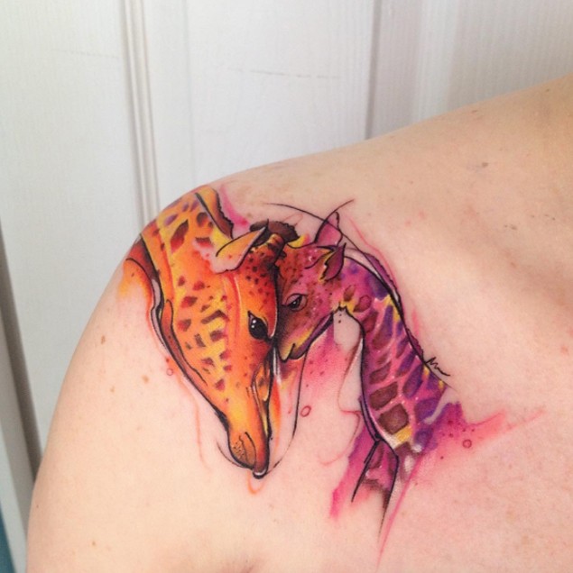 Sentimentale natürlich gefärbte Mutter und Baby Giraffe Tattoo auf der Schulter im Aquarell Stil
