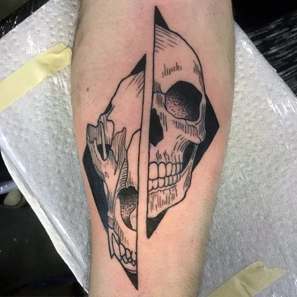 Tatuagem de antebraço de tinta preta separada de crânio animal e crânio humano