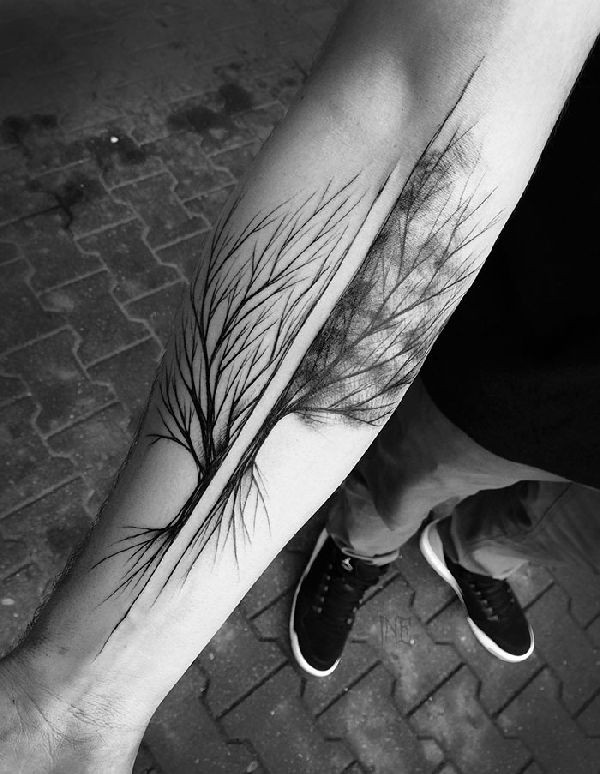 Tatuagem de antebraço de tinta preta separada de várias árvores por Inez Janiak