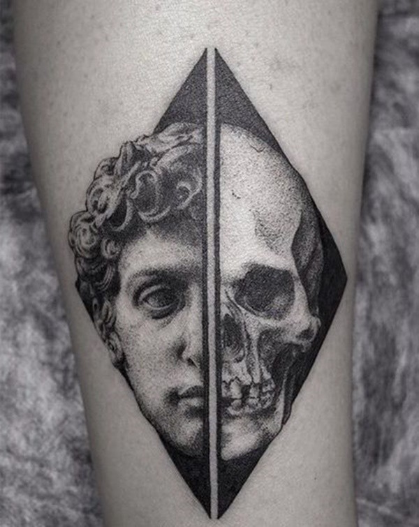 Separado tatuaje de la pierna de tinta negra de medio cráneo humano con estatua antic