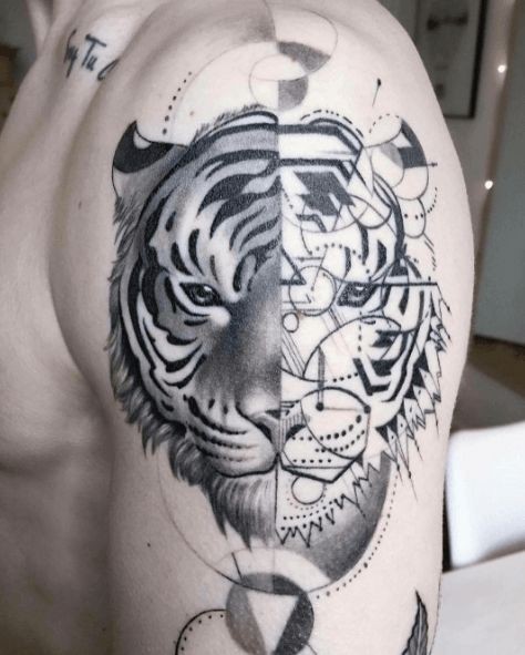 Tatuaggio a spalla di inchiostro nero separato di testa di tigre con figure geometriche