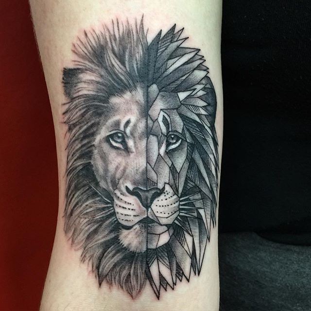 Tatuagem de tinta preta separada da face do leão