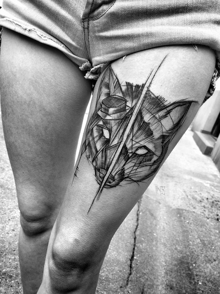 Tatuaje de muslo de tinta negra separado de la cabeza de zorro por Inez Janiak