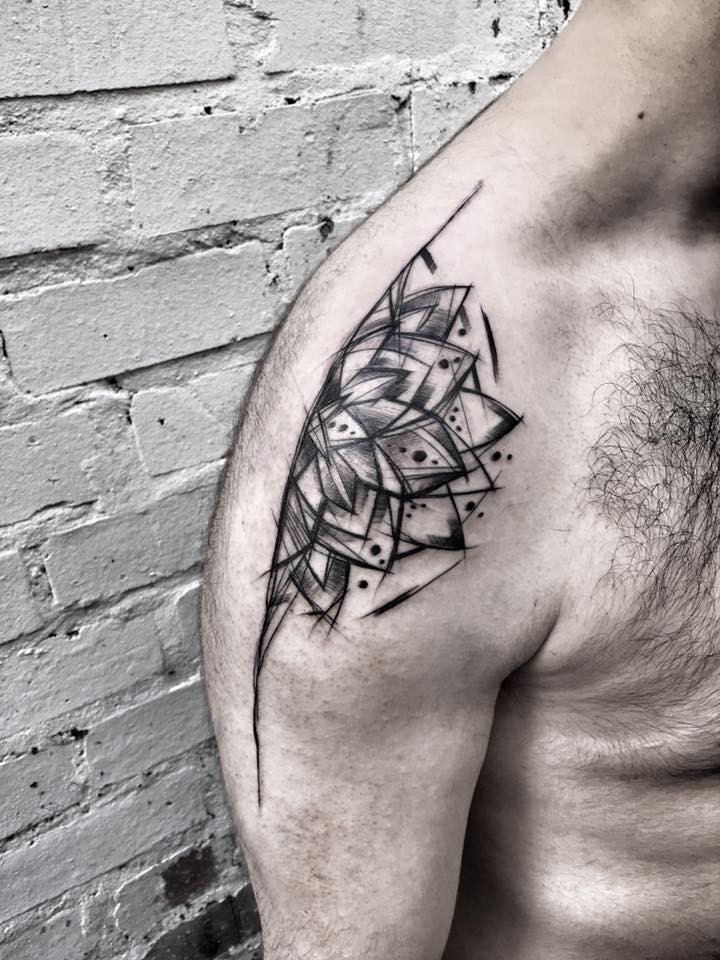 Tatuagem do braço superior em tinta preta separada da flor grande
