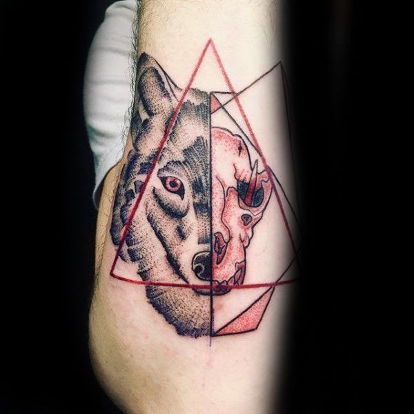 Tatuagem de braço assustador de caveira de animal com cabeça de lobo separada