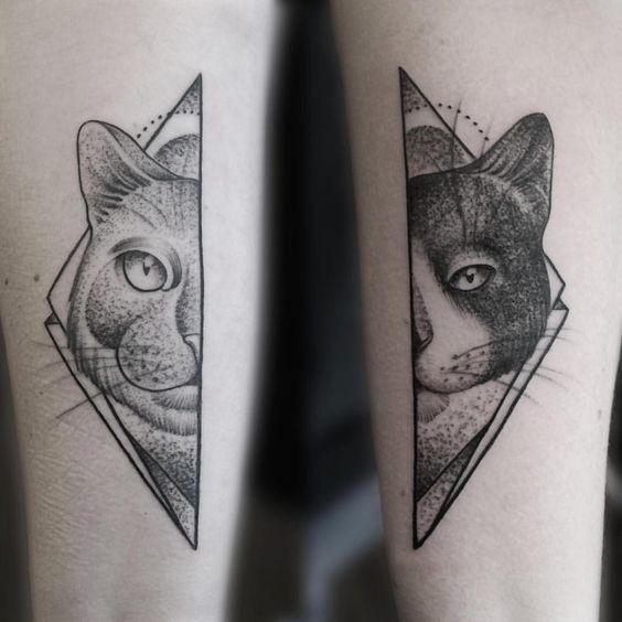 Tatuagem de ponto-chifre separada de vários retratos de gatos