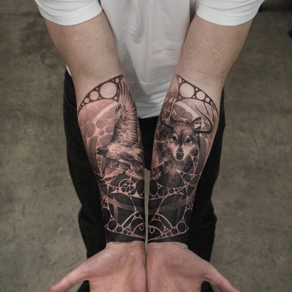 Tatuagem de antebraço estilo ponto separado de lobo com ornamentos em forma de círculo estranho