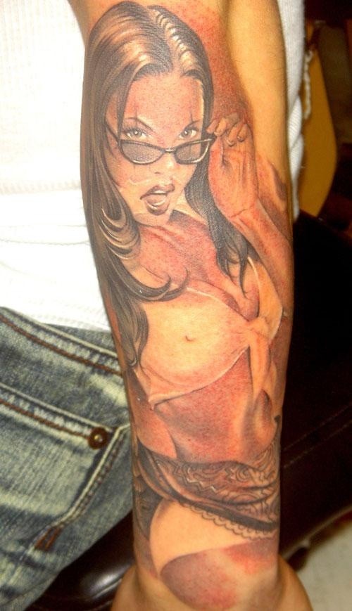 sexy ragazza pin up con occhiali tatuaggio da Jose Lopez