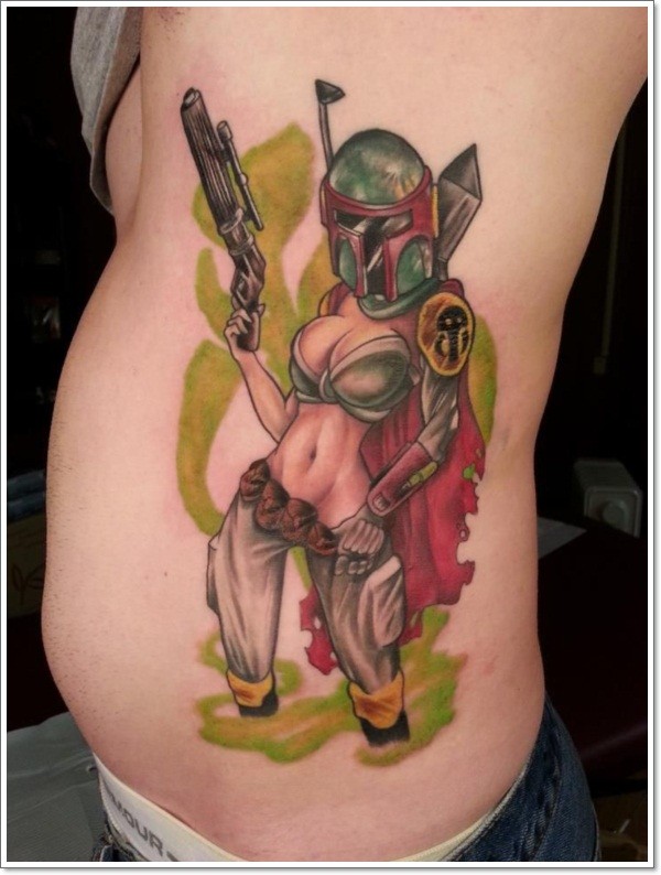 Tatuaje en las costillas,
chica guerrera con arma