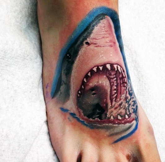 Hais Kopf mit offenem Mund farbiges Tattoo am Fuß in Realismusart