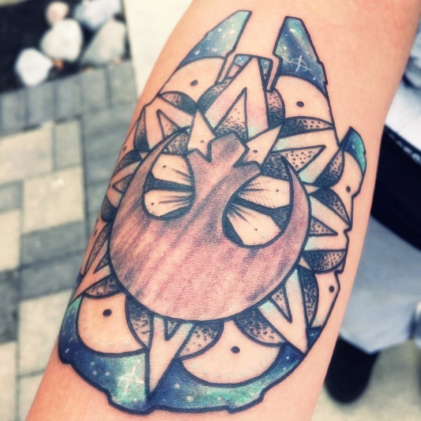 Scharfes farbiges Millennium Falcon förmiges Tattoo am Unterarm mit Blume und Rebellen-Allianz Emblem