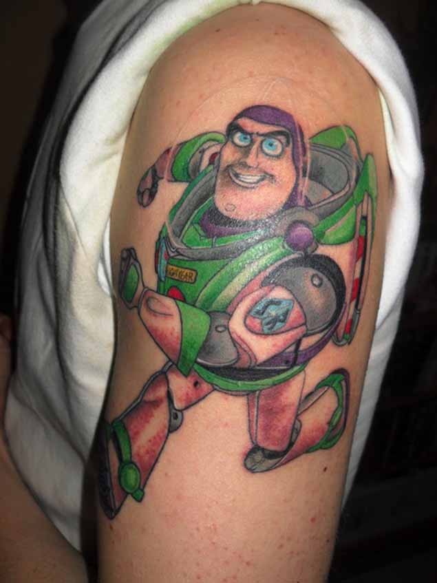 Scharfes und farbiges Schulter Tattoo von Raumsoldat aus Cartoon