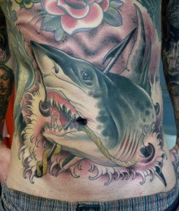 incredibile disegno dipinto colorato squallo agganciato tatuaggio pieno di schiena