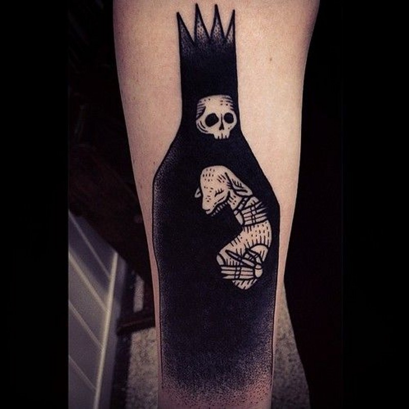 particolare disegno piccola capra sulle mani del grande nero morte tagliente tatuaggio su braccio