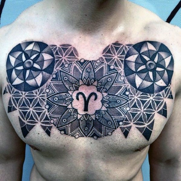 Tatuaje en el pecho,  ornamentos florales con signo de zodiaco