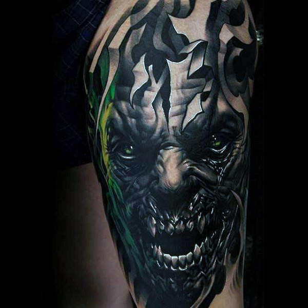 Tatuaje en el hombro, cara detallada de monstruo furioso de pesadillas
