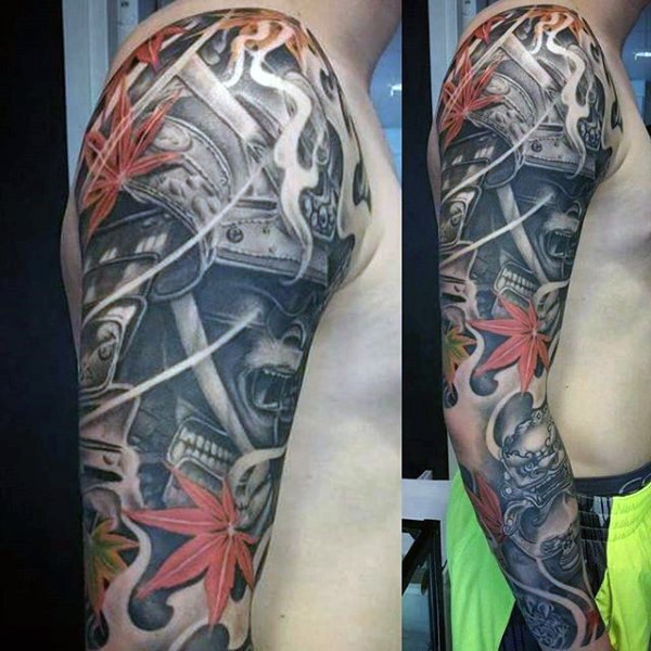 Scharfes detailliertes schwarzes Samurai-Krieger Tattoo am Ärmel mit farbigen Blättern