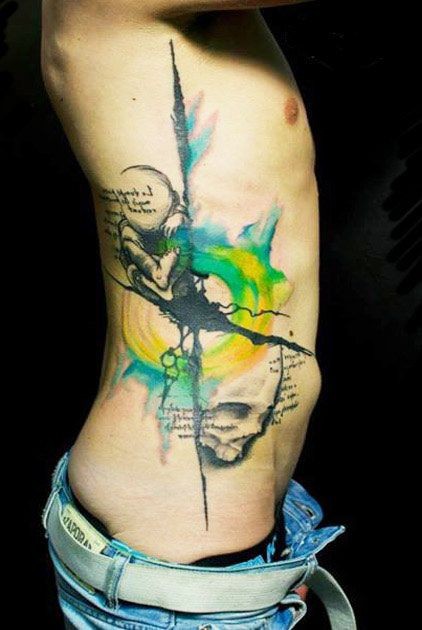 Tatuaje en el costado, abstracción simpatica de varios colores