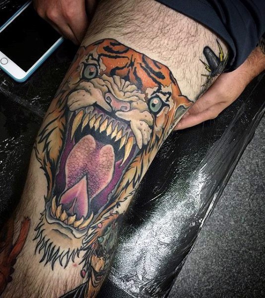 Sharp very detailed colored thigh tattoo of roaring tiger
