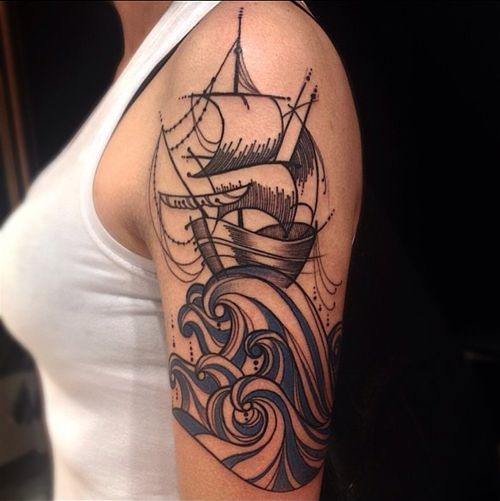 Tatuaje en el brazo, barco en las olas