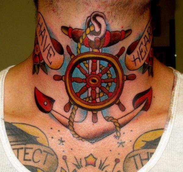 bella ruota di nave con ancora tatuaggio colorato su collo