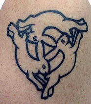 Tatuaggio non colorato sul deltoide tre lepri collegati