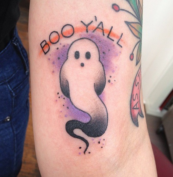 timido fantasma colorato idea tatuaggio su braccio di ragazza