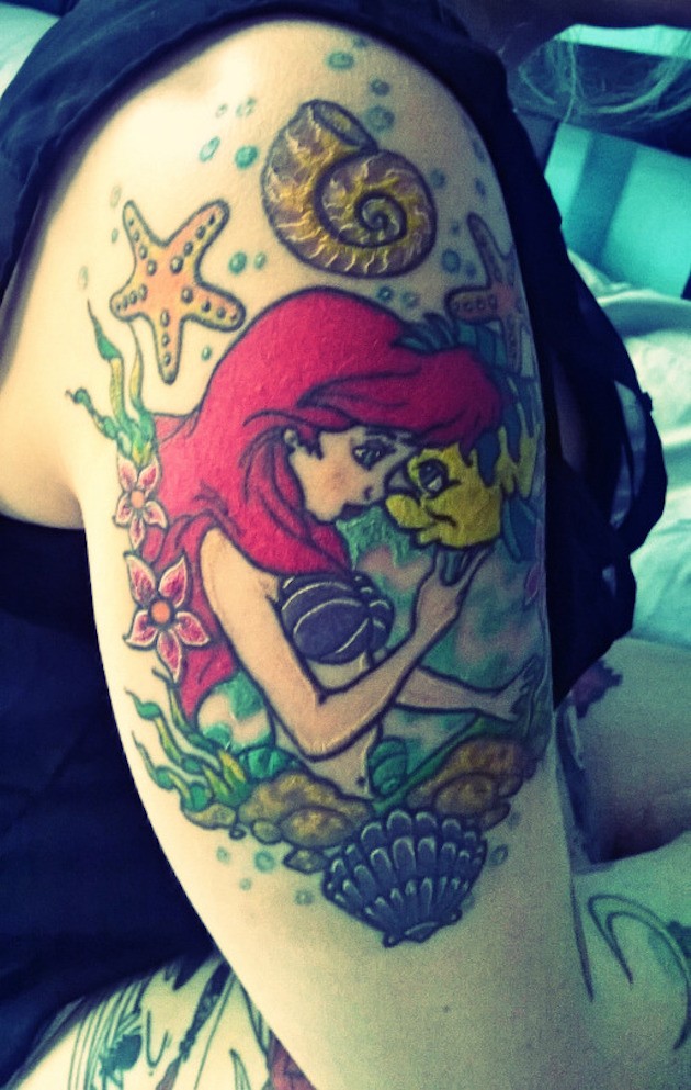 Simpe homemade like colored mermaid tattoo on shoulder with fish and flowers