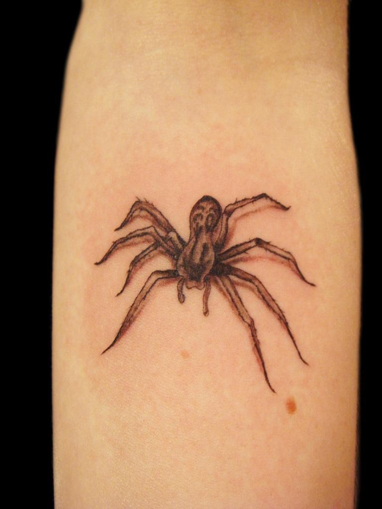Tatuaje  de araña tremenda  en el antebrazo