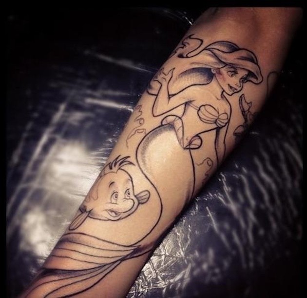 Tatuaje en el antebrazo, sirena famosa con amigo pez de dibujos animados