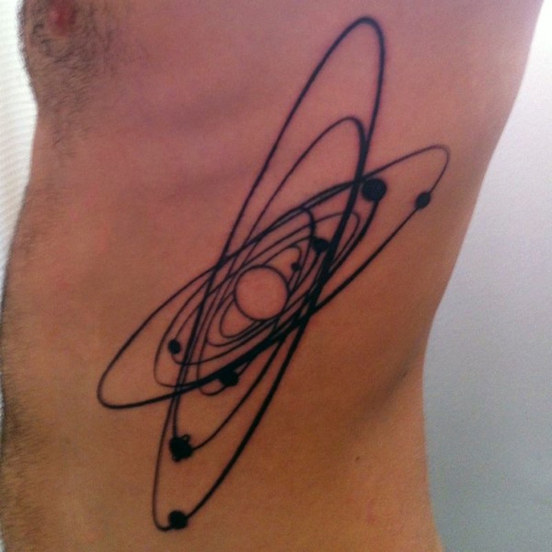 Tatuaje en el costado, sistema solar simple, tinta negra