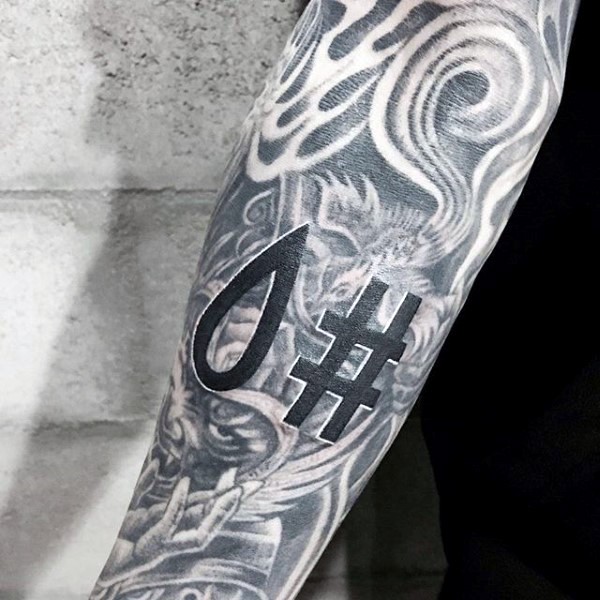 Tatuaje en el antebrazo, dos símbolos grandes gruesos de tinta negra