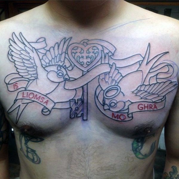 Tatuaje en el pecho, 
pájaros bonitos con llave y cintas con inscripciones, dibujo no pintado