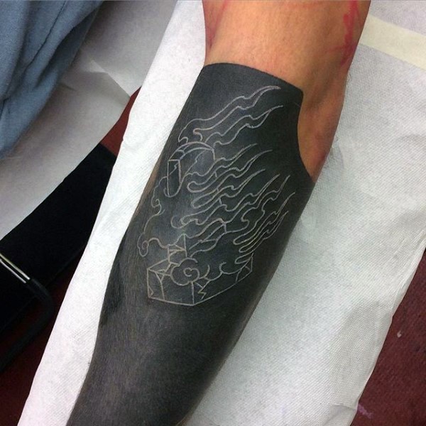 Tatuaje en el antebrazo, lápida mortuoria  en llamas colores negro y blanco
