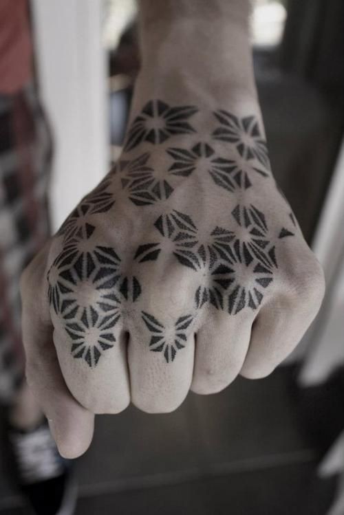 semplice nero e bianco fiori geometrici modello tatuaggio su mano