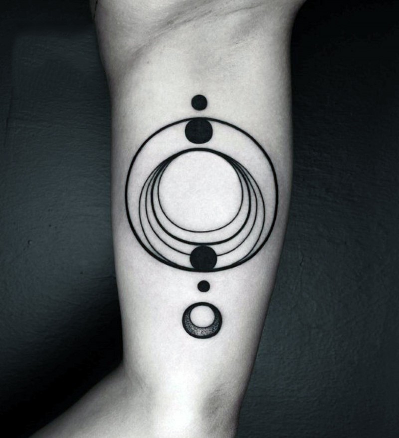 semplice nero e bianco cerchio geometrico tatuaggio su braccio