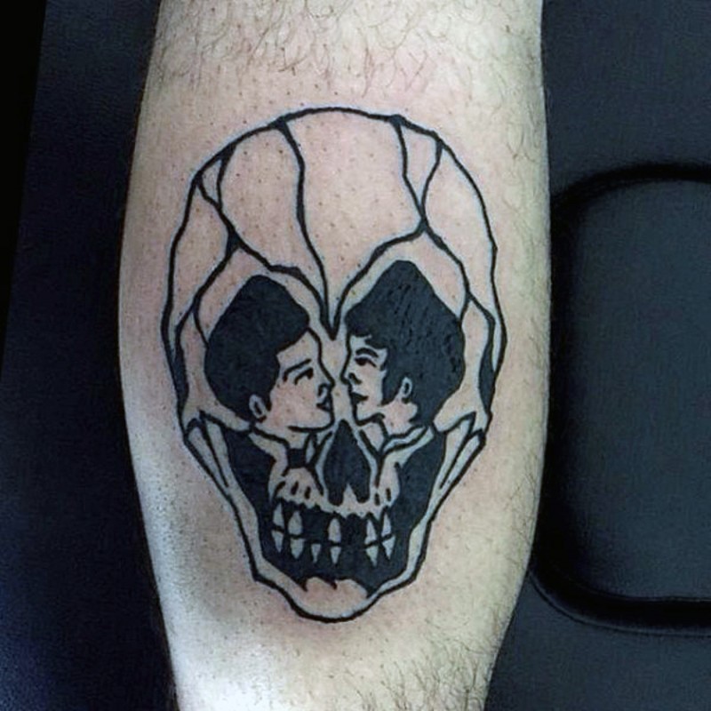 Tatuaje en la pierna, cráneo surrealista con siluetas de personas