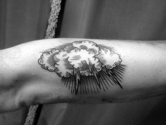Tatuaje en el brazo, nube pequeña con tormenta de colores negro y blanco