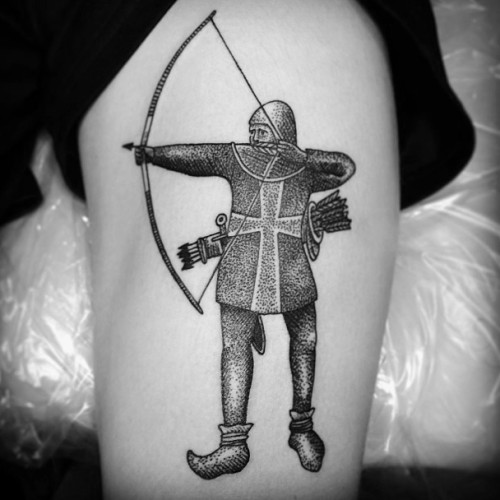 Tatuaje en el muslo,  arquero medieval simple