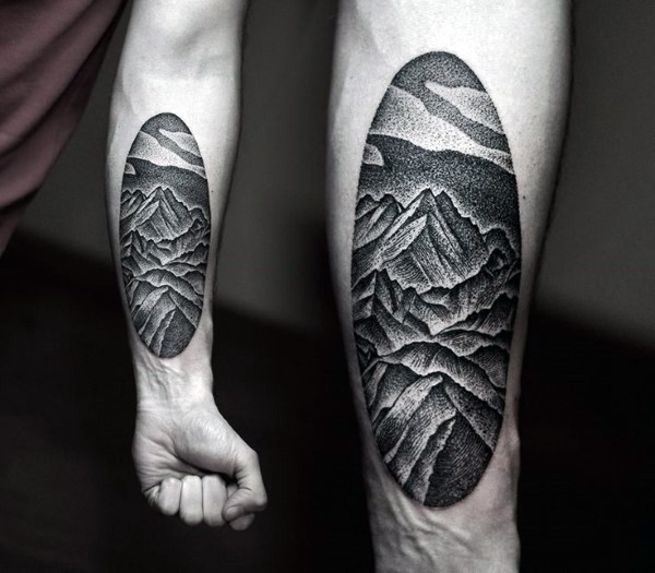 Tatuaje en el antebrazo, dibujo negro blanco de montañas simples